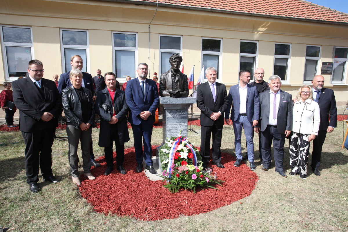 spomenik-slovachkom-knizhevniku-adolf