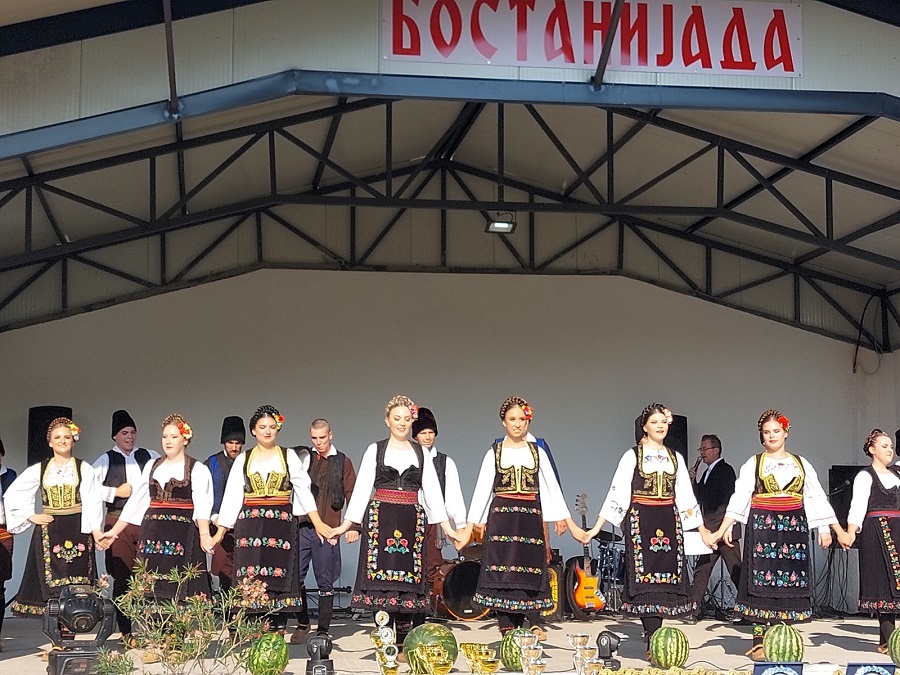 selo-sa-traditsijom-u-proizvodni-bosta