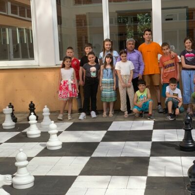 Zoran-Bilbija-sa-djacima-malim-sahistima