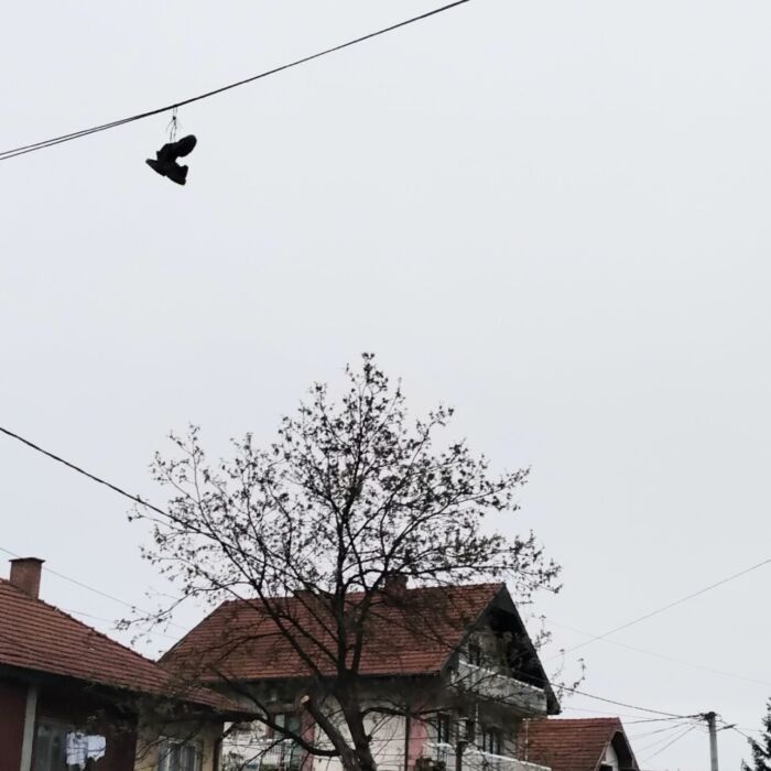 Cipele iznad prometne ulice