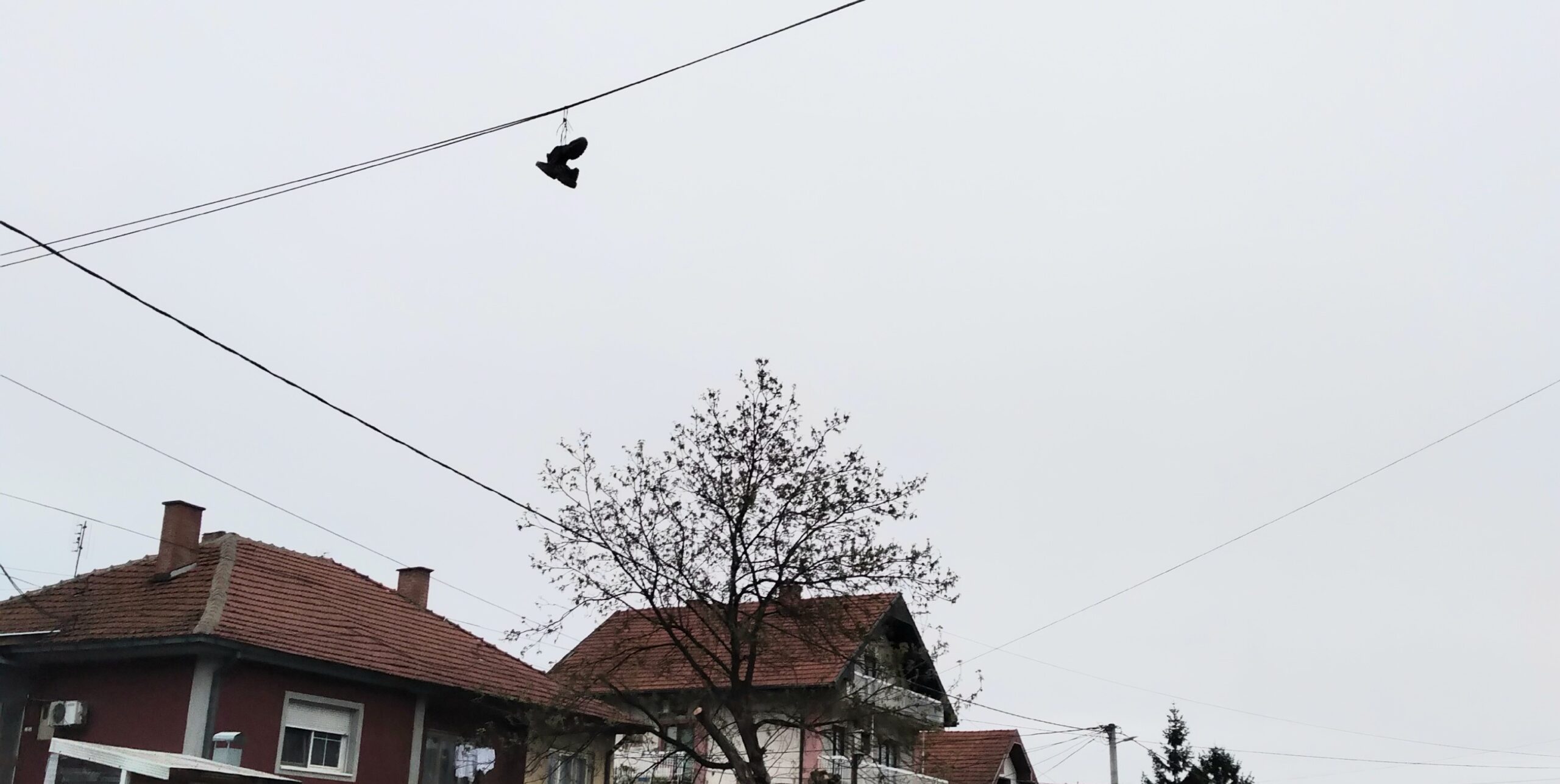 na-praznik-cipele-osvanule-na-zici-iznad-kolovoza-u-leskovcu