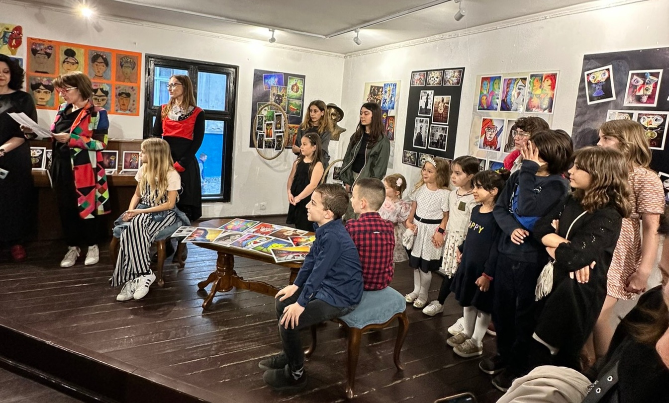 izlozba-decijih-radova-na-kaldrmisanom-delu-beograda