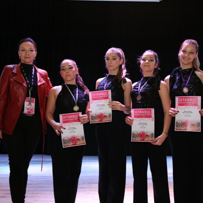 TAMARA sa svojim plesačicama