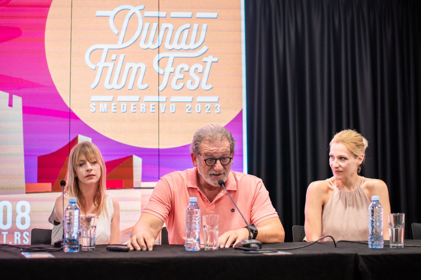 film-momak-i-devojke-u-reziji-ivice-vidanovica-otvara-6-dunav-film-fest