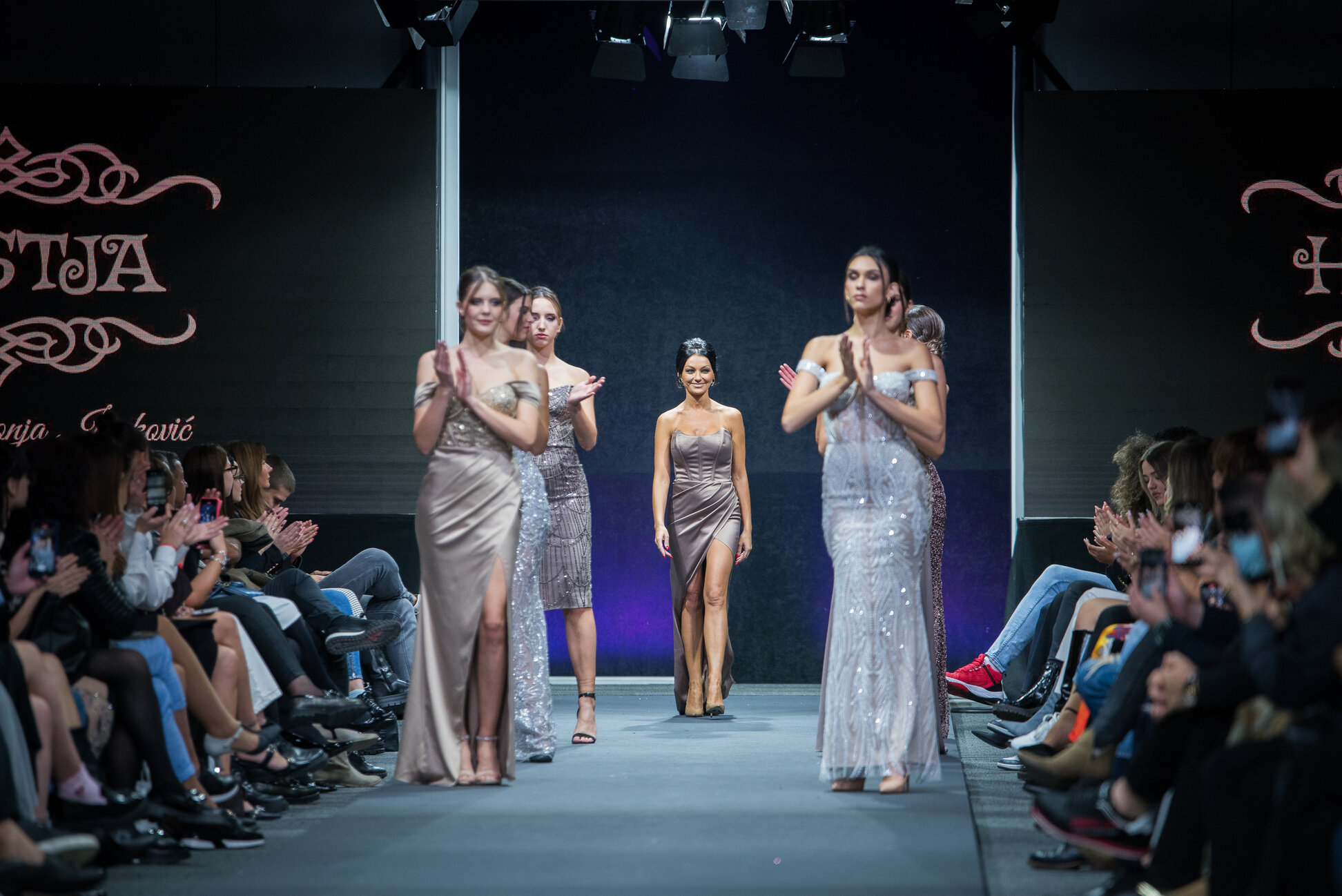 ocaravajuce-kreacije-multikulturalna-harmonija-i-modna-magija