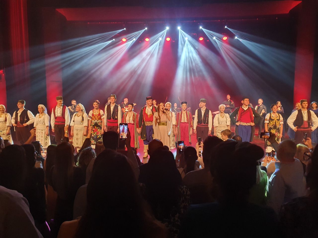 spektakularni-koncert-danice-crnogorcevic-u-novom-sadu-ko-se-stidi-porijekla-vazda-rdja-dovijeka