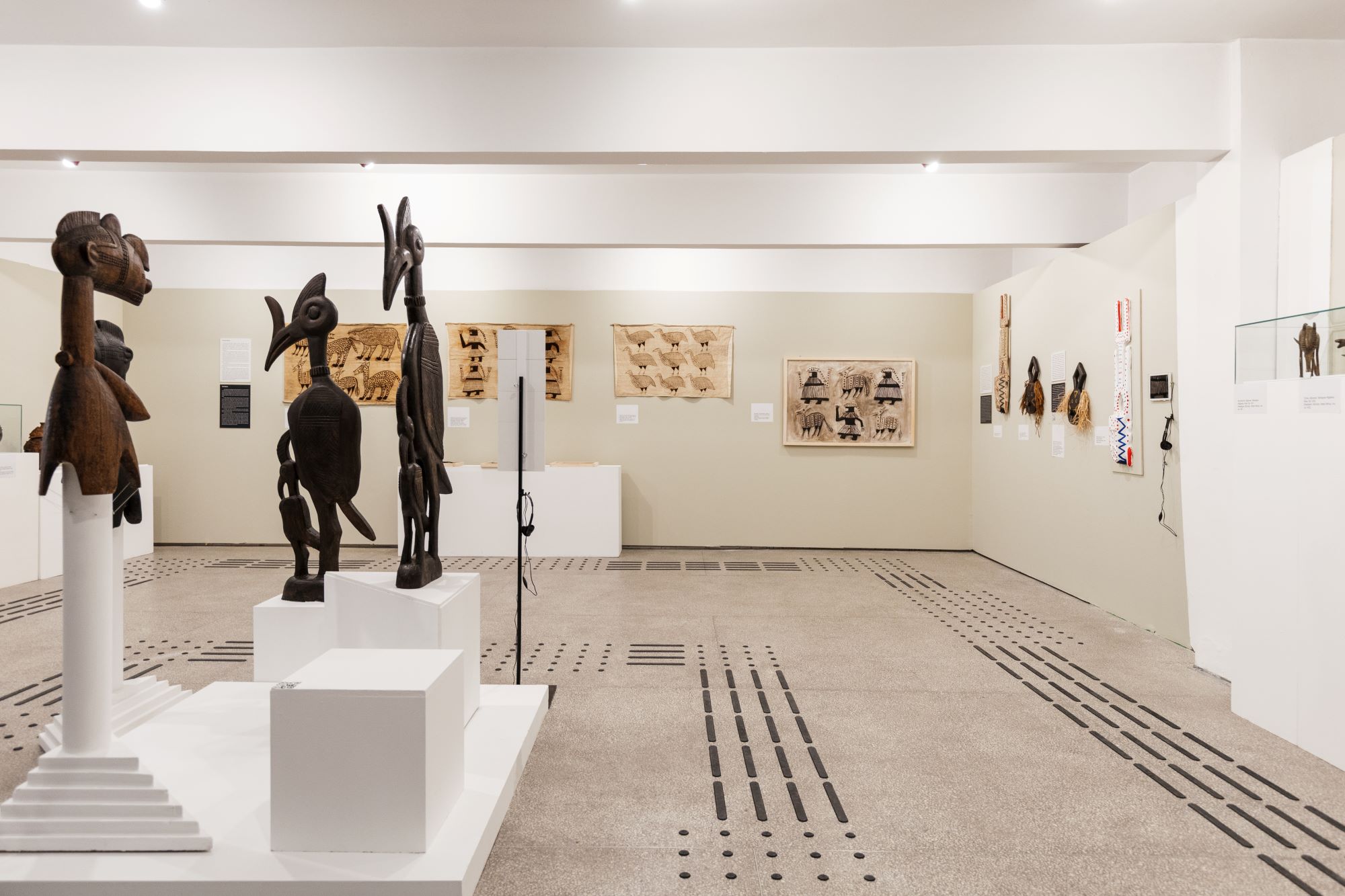 autorska-i-strucna-vodjenja-za-kroz-prvu-taktilnu-izlozbu-vidi-dodirni-oseti-u-muzeju-africke-umetnosti