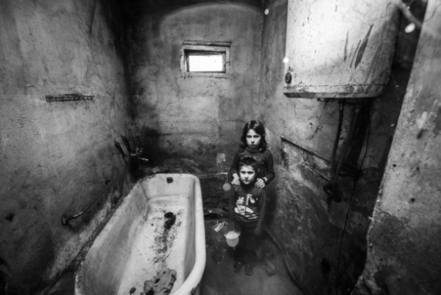 tuzni-pogledi-iz-jezivog-kupatila-mali-ilijini-nemaju-ni-struju