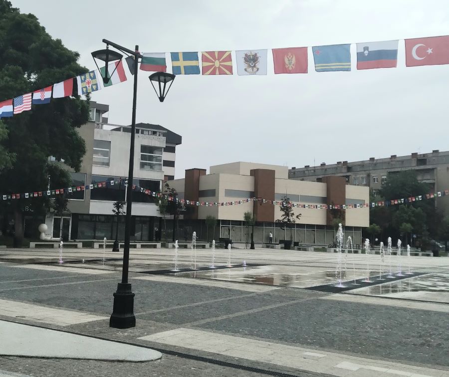 trg-decije-radosti-novogodisnja-carolija-uz-medeni-i-klovnove-u-leskovcu