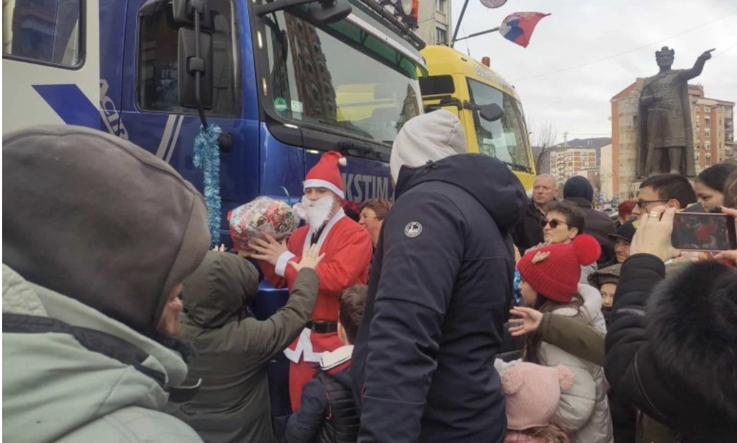 drug-sa-druma-u-kosovskoj-mitrovici-paketici-za-decu-i-mlade-sa-poteskocama-u-razvoju