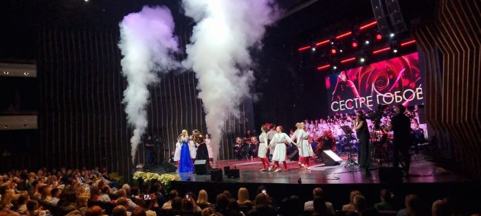 vece-tradicije-i-emocija-sestre-gobovic-odusevile-beograd-u-prepunoj-mts-dvorani