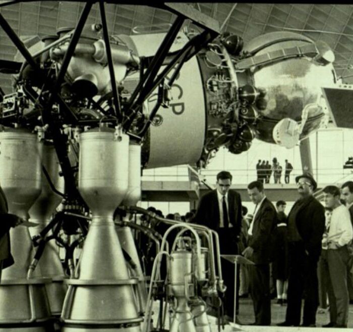 Zdrаvkо isprеd sоvјеtskе lеtеlicе tipа Vоstоk u vrеmе vrhuncа trkе zа svеmir (space race) rаnih šеzdеsеtih