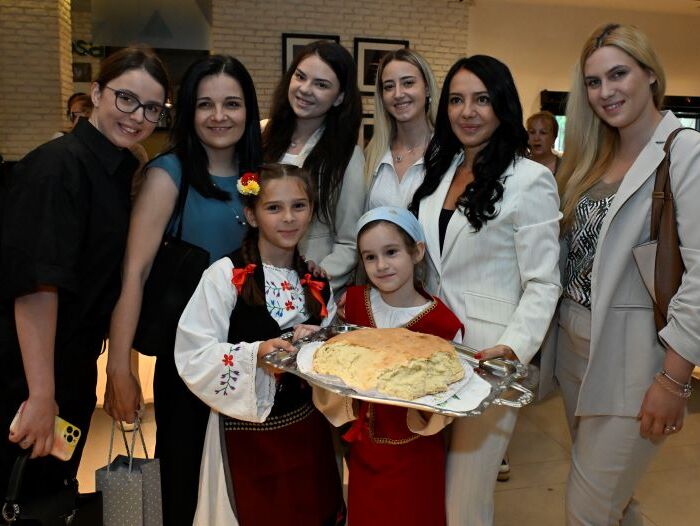 direktorka skole sa ekipom Borbe