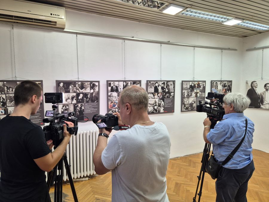 u-okviru-filmskih-susreta-u-galeriji-nkc-otvorena-izlozba-bata-u-90-slika