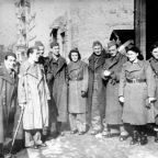 zaposleni ispred ulaza Borbe,1944.