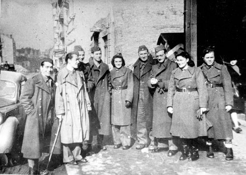 zaposleni ispred ulaza Borbe,1944.